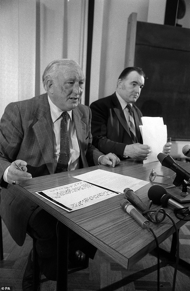 يقرأ مساعد رئيس الشرطة جورج أولدفيلد نص رسالة يعتقد أن يوركشاير ريبر كتبها لوسائل الإعلام في مؤتمر صحفي في ويكفيلد في عام 1979