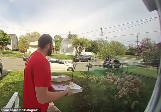 تُظهر لقطات كاميرا جرس الباب رجل توصيل البيتزا تايلر موريل عند باب أحد العملاء قبل أن يشتت انتباهه بصوت سيارة تصرخ خلفه