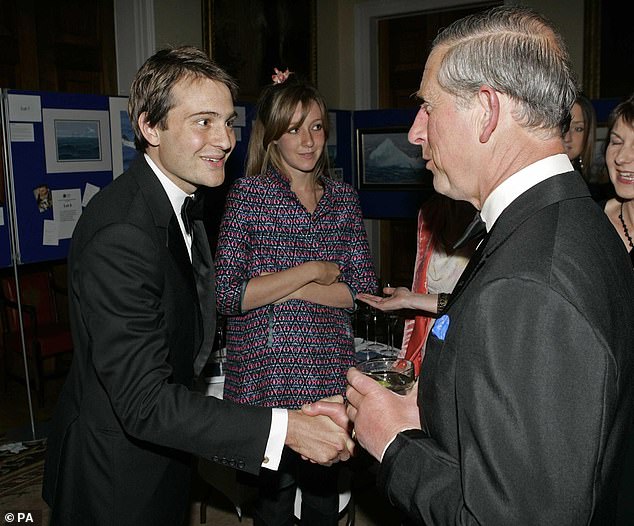 بن جولدسميث (إلى اليسار) وزوجته السابقة كيت يلتقيان بأمير ويلز بعد فترة وجيزة من زواجه من الملكة كونسورت في عام 2005