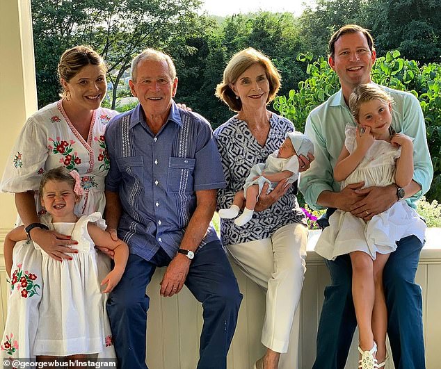 أشارت بوش هاجر إلى أن والديها ، جورج دبليو ولورا بوش ، يحبون تدليل أطفالها عند زيارتهم