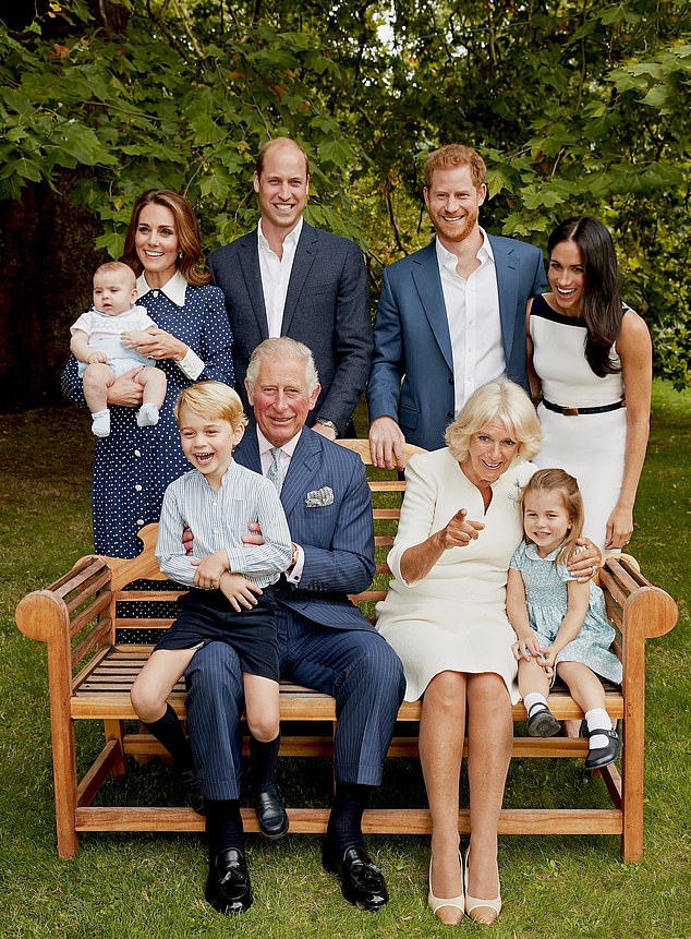 التقط المصور الملكي كريس جاكسون صورة عائلية خاصة نادرة ومريحة للاحتفال بعيد ميلاد الملك السبعين في عام 2018.