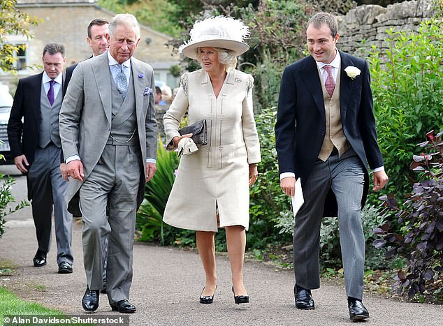 غولدسميث هو صديق جيد لابن شقيق الملكة كاميلا بن إليوت ، سياسي حزب محافظ (في الصورة عام 2011 في حفل زفاف بن إليوت)