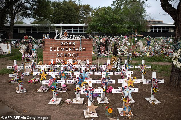 أقيمت الصلبان لتكريم أولئك الذين فقدوا حياتهم أثناء إطلاق النار على مدرسة روب الابتدائية