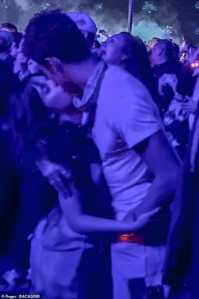الألعاب النارية: شوهدت كاميلا وشون يقبلان بعضهما البعض في كوتشيلا قبل أسبوعين