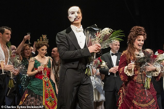 عرض برودواي: يتم عرض فيلم The Phantom Of The Opera يوم الأحد في حفل الستارة بعد عرض برودواي النهائي في مسرح ماجستيك في مدينة نيويورك