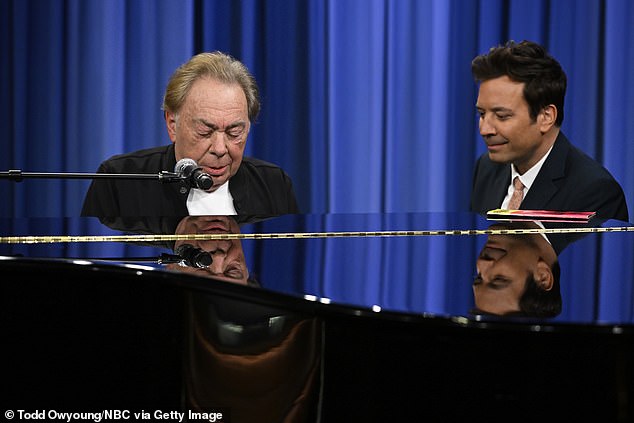 على البيانو: تم نقل بيانو كبير في وقت لاحق وعامل ويبر فالون وجمهوره بأغاني من فانتوم أوف ذا أوبرا ، ويسوع المسيح سوبر ستار والقطط