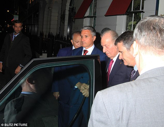 كان خوان كارلوس يرتدي بدلة زرقاء وربطة عنق وردية لقضاء أمسية في نادي الأعضاء الخاص