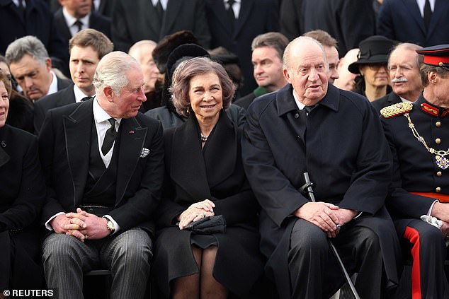 صورة للملك تشارلز مع خوان كارلوس وزوجته صوفيا في جنازة الملك الروماني الراحل مايكل في بوخارست عام 2017