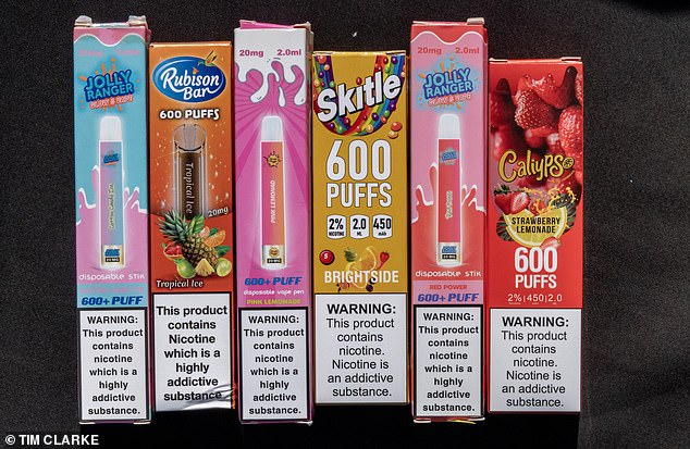 كشف تحقيق MailOnline أيضًا عن السجائر الإلكترونية `` المخادعة '' المصنوعة لتبدو وكأنها حلوى ، وروى قصص الأطفال الذين تركتهم الأجهزة ندوبًا.