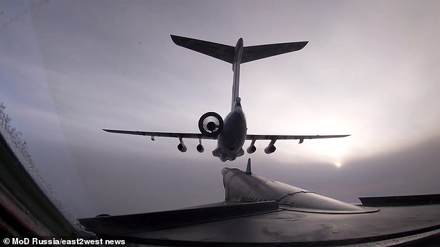 خلال الدورية الجوية المطولة ، التي تم التقاطها في مقطع فيديو ، تم تزويد الطائرات الضاربة النووية بالوقود بواسطة طائرة من طراز Il-78.