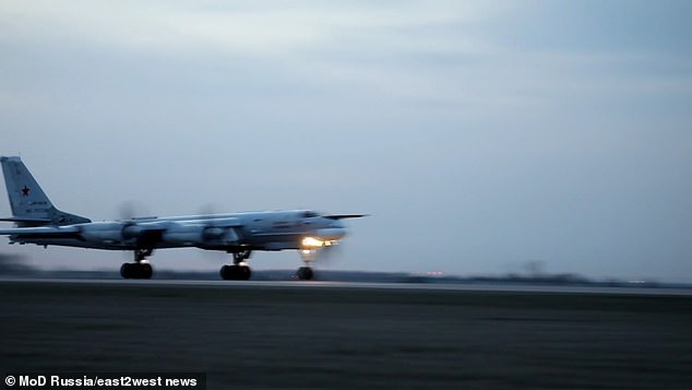 في الصورة: قاذفة نووية من طراز Tu-95MS أثناء تدريبات مفاجئة.  ومن المتوقع أن تقوم طائرات بوتين النووية الضاربة قريباً بالمزيد من الرحلات الجوية