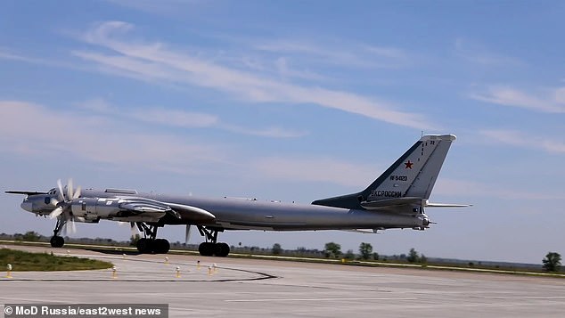 في الصورة: قاذفة نووية من طراز Tu-95MS أثناء التدريبات