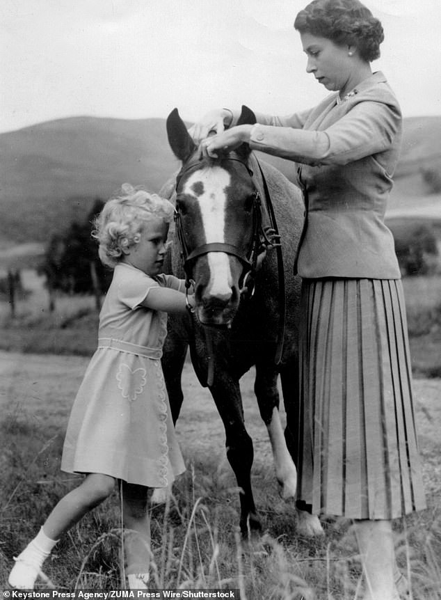 تم تصوير إليزابيث وابنتها آن في بالمورال عام 1955. تمتعت العائلة باستراحة هناك قبل سنوات أيضًا