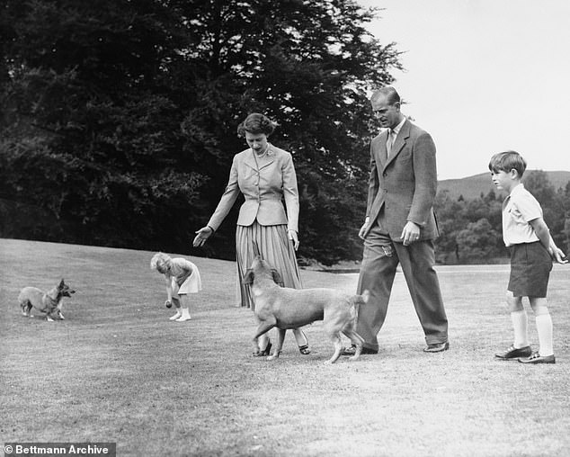 أخذت الملكة كلابها - سوزان وشوجر - بعيدًا في الرحلة ، جنبًا إلى جنب مع زوجها الأمير فيليب وأطفالهما تشارلز وآن.  تم تصوير العائلة في بالمورال عام 1955