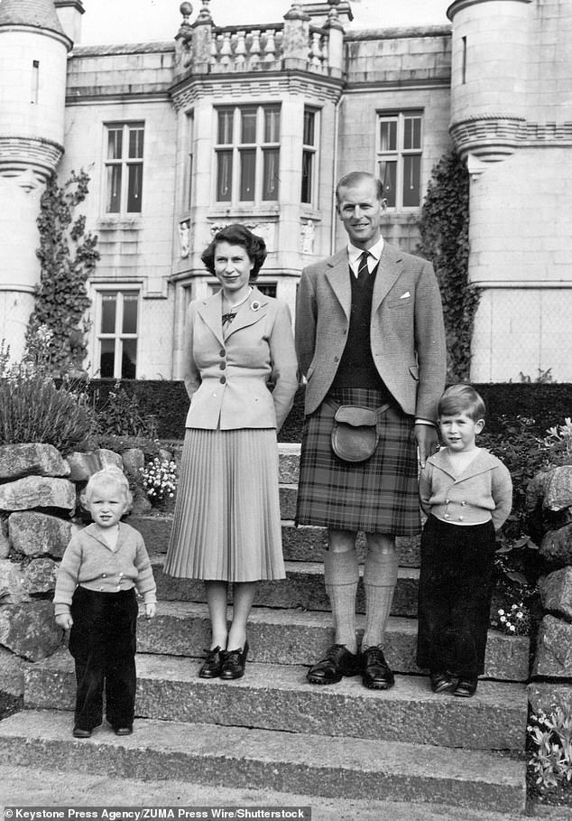 تمتعت العائلة الشابة بعطلة مريحة قبل التتويج.  التقطت الصورة في قلعة بالمورال عام 1953