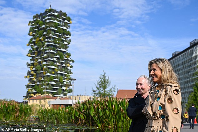 تقوم الملكة ماكسيما بزيارة عمل للمصممين الهولنديين الذين يعرضون أعمالهم في أسبوع ميلان للتصميم