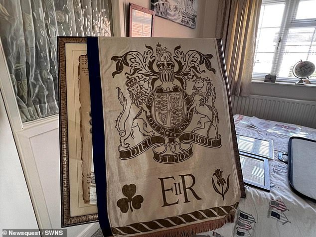 لافتة ملكية من تتويج الملكة إليزابيث.  جمع المتعصب الملكي مجموعة من 1000 قطعة ويعتقد أنه قد يكون لديه أكبر مجموعة من الصور الملكية في المملكة المتحدة