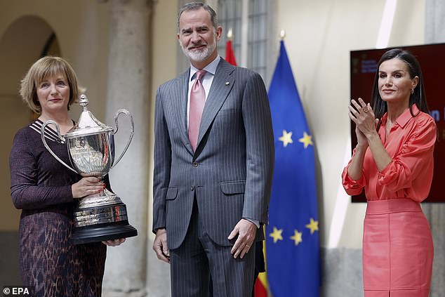 حصلت أنجيلا رودريغيز (في الصورة ، على اليسار) على جائزة لابنها لاعب الجولف الإسباني جون رام (في الصورة LR: King Felipe ، Queen Letizia)