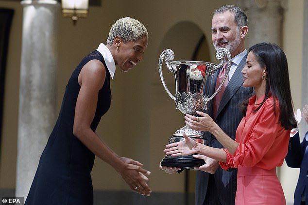 من بين الرياضيين الذين تم تكريمهم في حفل توزيع الجوائز ، كان الرياضي الفنزويلي يوليمار روخاس (في الصورة ، على اليسار)