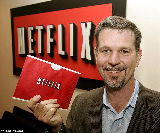 ريد هاستينغز ، مؤسس Netflix ، يحمل أحد الأظرف التي تستخدمها Netflix لشحن أقراص DVD إلى الأعضاء في مكتبه في بيفرلي هيلز ، كاليفورنيا في 10 ديسمبر 2004