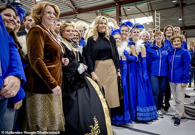 حظي الملك بأداء خاص من مسرح Teylingen الذي ارتدى جميعًا فرقًا زرقاء تقليدية جميلة