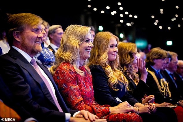 التقطت العائلة المالكة الهولندية صورة جالسة في الصف الأمامي من قاعة الحفلات الموسيقية الليلة الماضية لمشاهدة العروض