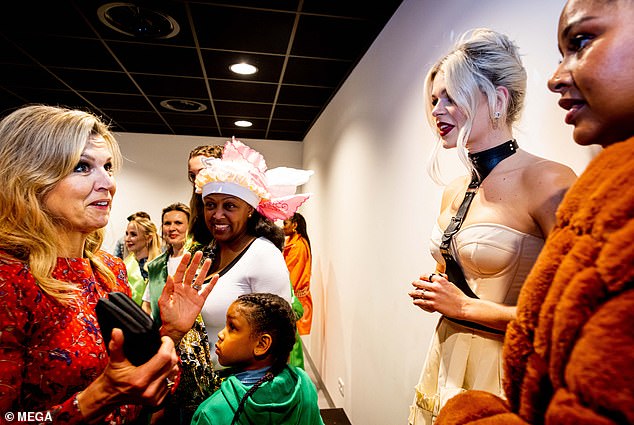 التقطت الصورة ماكسيما وهي تتحدث مع الموسيقار الهولندي دافينا ميشيل عقب حفل يوم الملك أمس