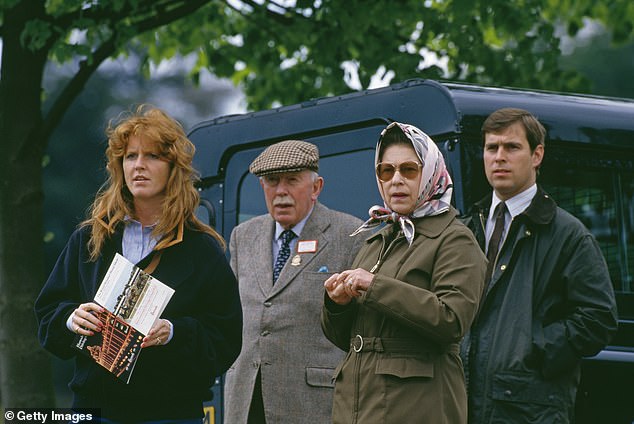 سارة مع الملكة الراحلة إليزابيث الثانية والأمير أندرو في معرض رويال ويندسور للخيول عام 1987