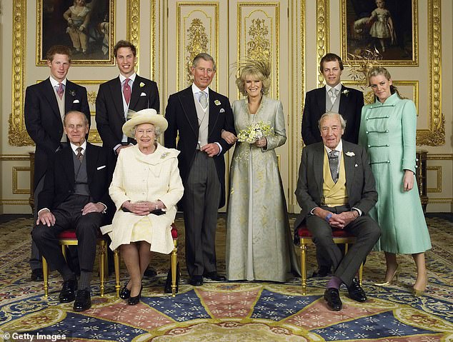 الملك تشارلز وكاميلا في يوم زفافهما مع عائلاتهما (الصف الخلفي من LR) الأمير هاري والأمير ويليام وتوم ولورا باركر بولز (الصف الأمامي من LR) دوق إدنبرة والملكة إليزابيث الثانية ووالد كاميلا الرائد بروس شاند ، في الرسم الأبيض غرفة في قلعة وندسور