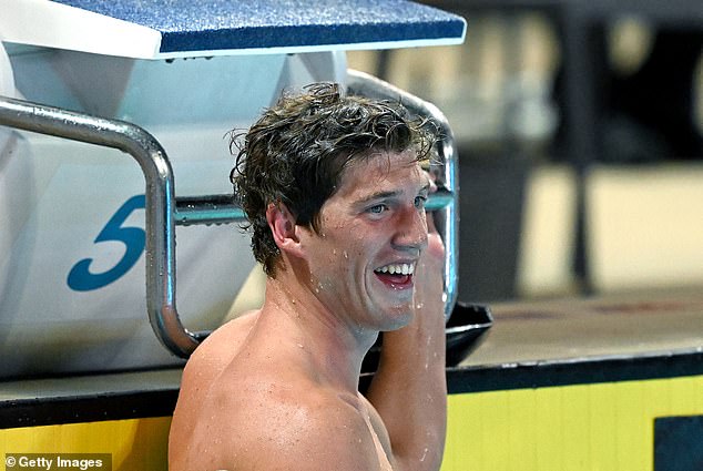 كان بريندون سميث الحاصل على الميدالية البرونزية في الألعاب الأولمبية يبتسم بعد فوزه في نهائي سباق 400 متر فردي متنوع