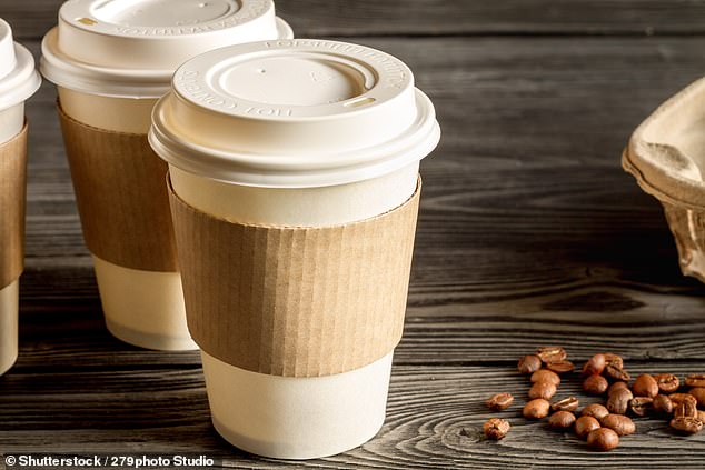 يزيد الكافيين والقهوة من إنتاج حمض المعدة ، مما قد يؤدي إلى الانتفاخ والغازات وحرقة المعدة.  كما أنه يحفز الأمعاء بشكل مفرط ، مما يسبب الانقباضات وعدم الراحة
