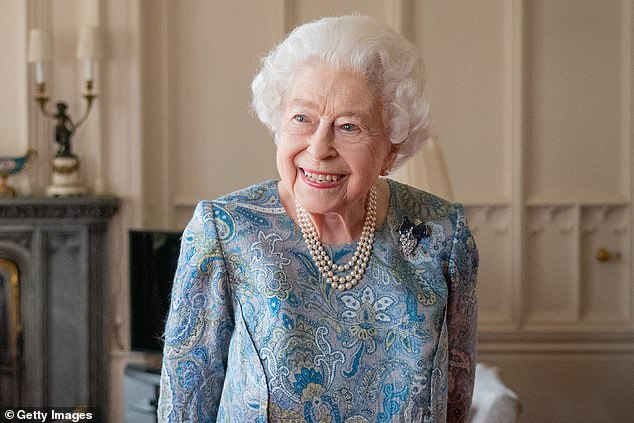 كان لدى الملكة الراحلة (في الصورة في أبريل 2022) سبع سيدات مخلصات في انتظار وفاتها في سبتمبر 2022