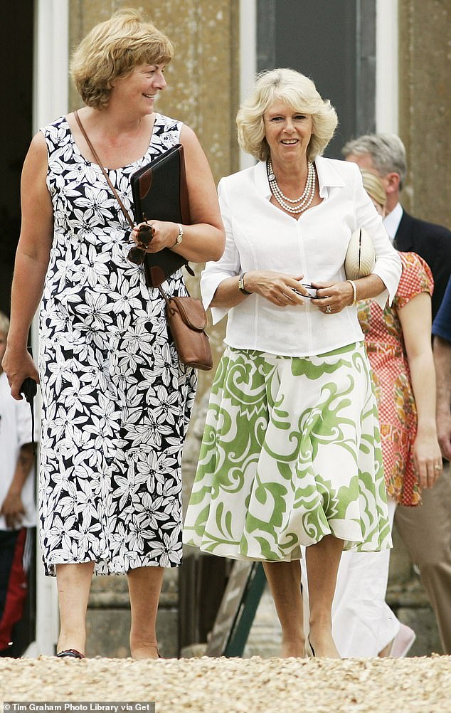 صورت الملكة كاميلا مع صديقتها المقربة الليدي فيونا لانسداون في منزلها بوود هاوس في يوليو 2002