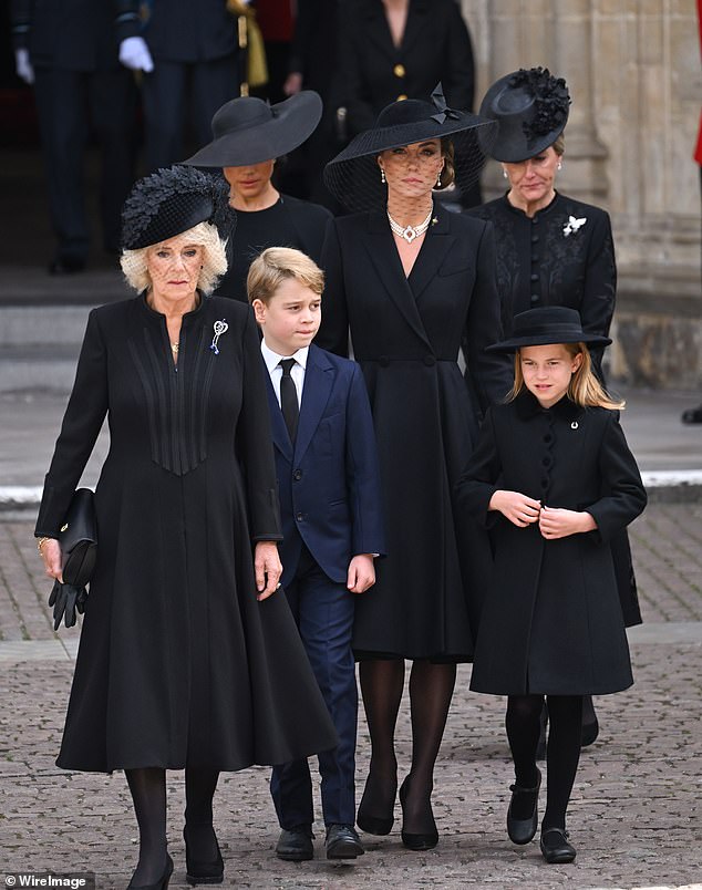 دوقة ساسكس ، دوقة إدنبرة ، ملكة الملكة ، أميرة ويلز - وأطفالها جورج وشارلوت - تم تصويرهم في جنازة الملكة العام الماضي