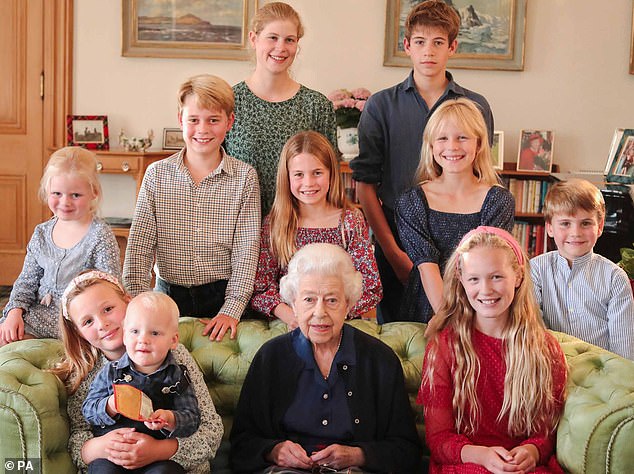 الملكة مع أحفادها في عيد ميلادها الـ 97 يوم 21 أبريل. في الصورة بجانب جلالة الملكة إليزابيث الثانية الراحلة: الصف العلوي (LR): السيدة لويز مونتباتن وندسور ، جيمس ، إيرل ويسيكس.  الصف الأوسط (LR): لينا تيندال ، الأمير جورج ، الأميرة شارلوت ، إيسلا فيليبس ، الأمير لويس.  الصف السفلي (LR): ميا تيندال ، لوكاس تيندال ، سافانا فيليبس