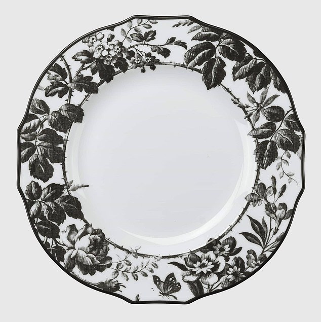 Gucci Homeware ، ابتداءً من 265 جنيهًا إسترلينيًا لمجموعة من طبقتي عشاء من الأعشاب (gucci.com)