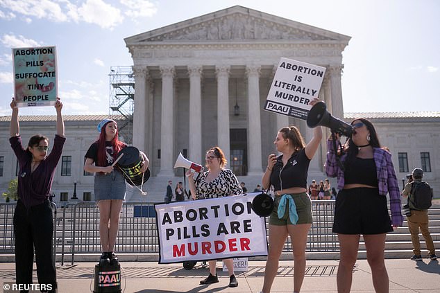 جاءت المناقشة بعد أيام فقط من تصويت المحكمة العليا على السماح للنساء بالاستمرار في الحصول على حبوب الإجهاض الميفيبريستون