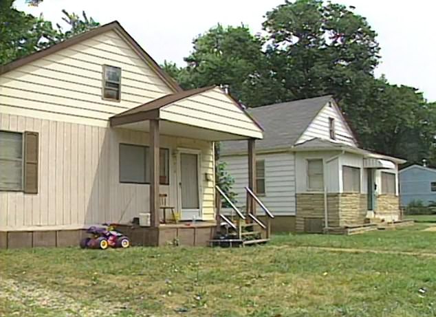 كانت كيسي وعائلتها يقيمون في منزل أحد الأصدقاء يوم الخميس ، 25 يوليو ، 2002 ، الواقع عبر الشارع من منزلهم