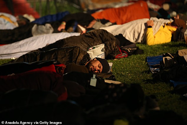 ينام الكثيرون بين عشية وضحاها في موقع الهبوط التاريخي ، على الرغم من عدم وجود مأوى