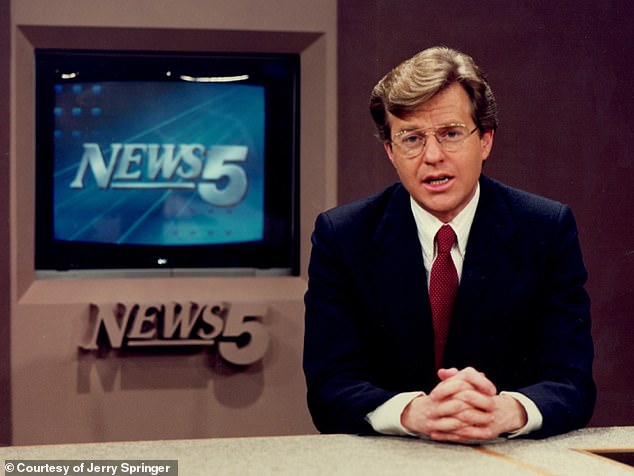 استضاف Springer نجاحًا ساحقًا `` The Jerry Springer Show '' لمدة 27 عامًا ، ليصبح متعة أمريكا المذنبة في لحظات تلفزيونية جامحة وصاخبة