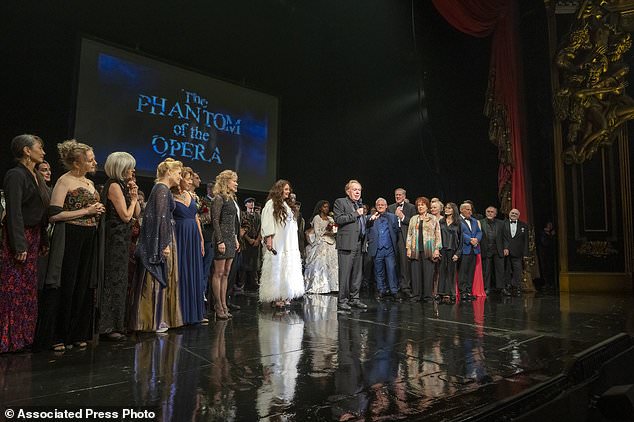 أندرو لويد ويبر وطاقم عمل "The Phantom of the Opera" يظهرون في المكالمة التي تلي النهاية
