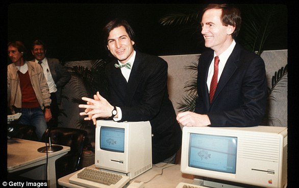 ستيف جوبز يكشف النقاب عن جهاز Macintosh الجديد لشركة Apple Computer Corporation في 6 فبراير 1984 في كاليفورنيا.