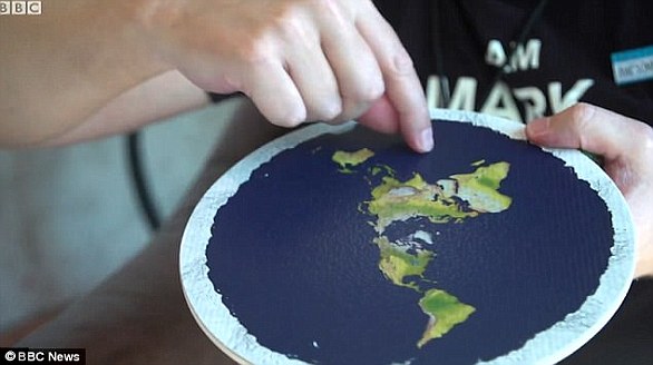 أولئك الذين صدقوا نظرية الأرض المسطحة يزعمون أن كوكبنا على شكل قرص مسطح بدلاً من كرة.  في الصورة نموذج تم تقديمه للحضور في المؤتمر الدولي السنوي الأول للأرض المسطحة ، الذي عقد في ولاية كارولينا الشمالية في نوفمبر 2017