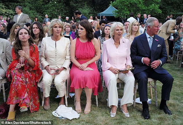 عائشة (أقصى اليسار) حضرت حفل استقبال ومزاد العربة الملكية في لانكستر هاوس في عام 2015 إلى جانب كاميلا وتشارلز (يمين)