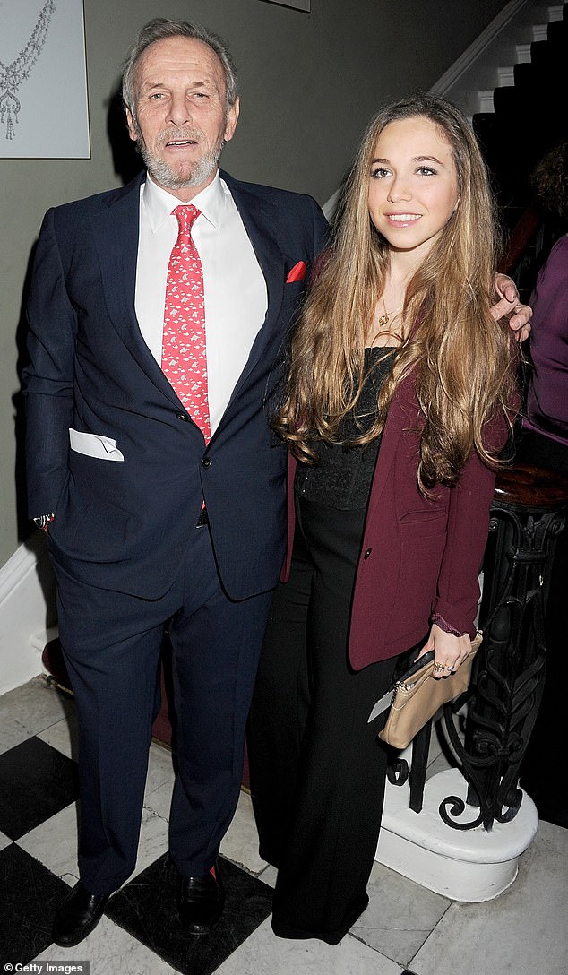 صورة مارك شاند (يسار) مع ابنته عائشة أثناء حضورهما حفل العد التنازلي لـ Faberge Big Egg Hunt Champagne في لندن في عام 2012