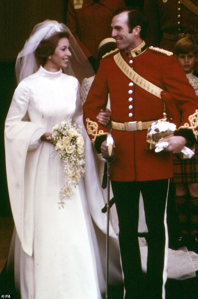 على الرغم من مشاركة الأميرة آن في الاهتمام بكل ما يتعلق بالفروسية ، إلا أن زواج الأميرة آن من الكابتن مارك فيليبس (في الصورة في حفل زفافهما عام 1973) لم يدم