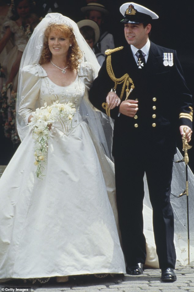 على الرغم من الطلاق في عام 1996 ، بقيت سارة فيرجسون والأمير أندرو (في الصورة في يوم زفافهما عام 1986) قريبين ، حتى أنهما يشتركان في نفس المنزل