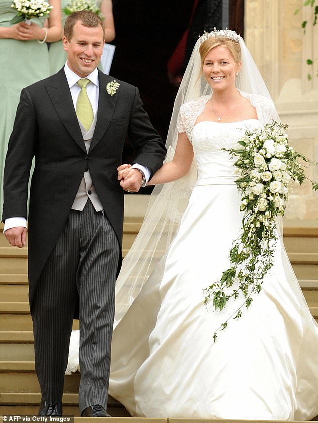أوقات أسعد: بيتر فيليبس في يوم زفافه حتى الخريف.  عقد الزوجان العقدة في كنيسة سانت جورج في وندسور في عام 2008