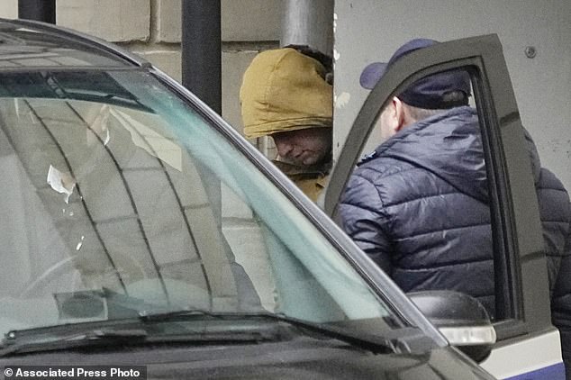 في الصورة: مراسل صحيفة وول ستريت جورنال إيفان غيرشكوفيتش برفقة ضباط من محكمة ليفورتوفسكي إلى حافلة ، في موسكو ، روسيا ، الخميس 30 مارس 2023