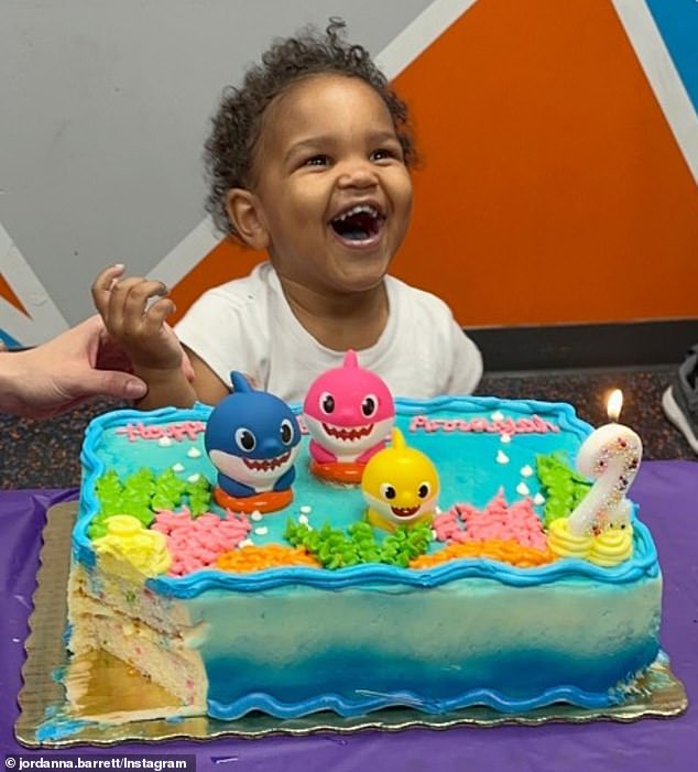 شاركت جوردانا باريت هذه الصورة لابنتها الصغيرة تحتفل بعيد ميلادها الثاني